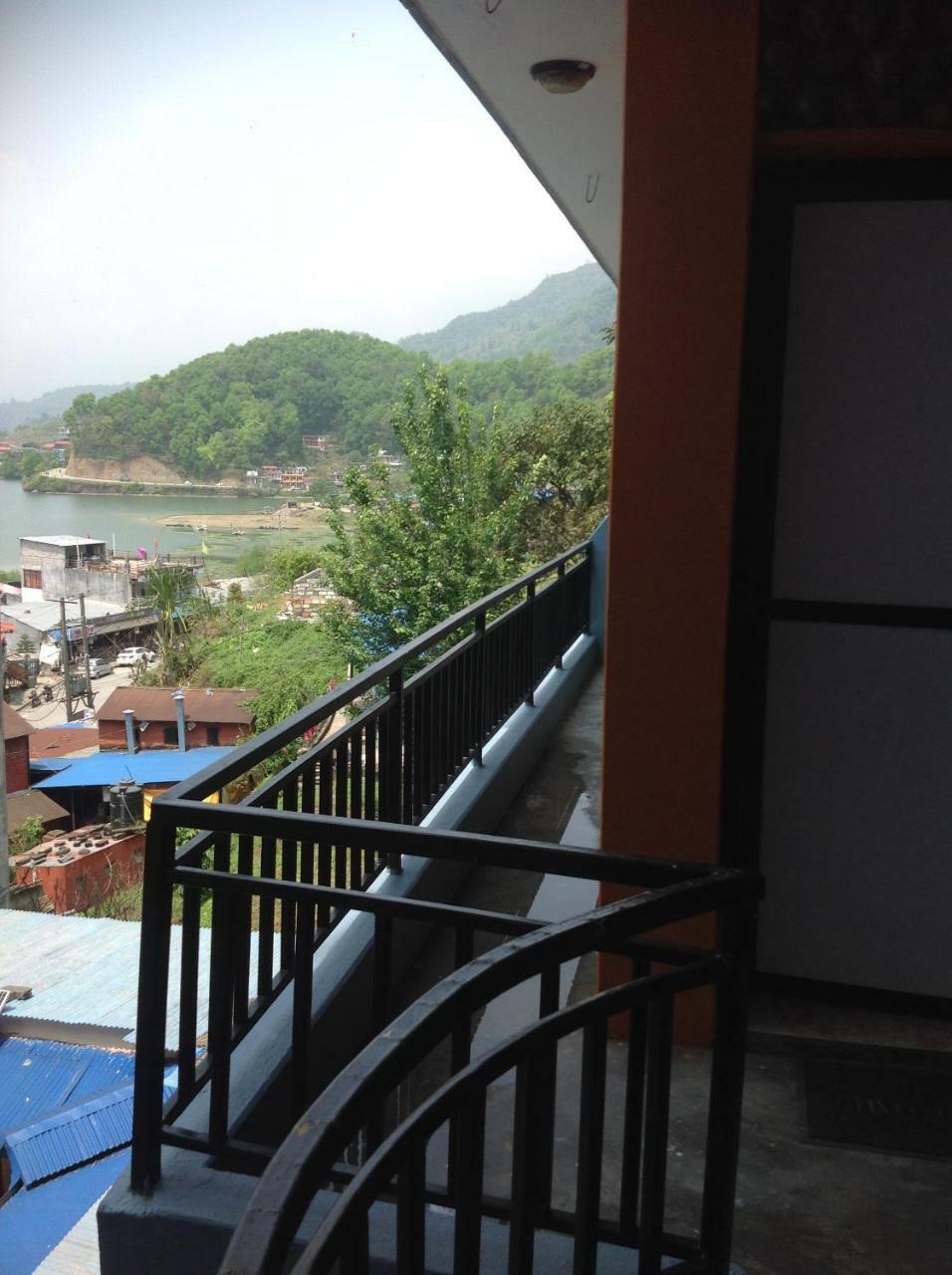 Hotel Direction Pokhara Esterno foto