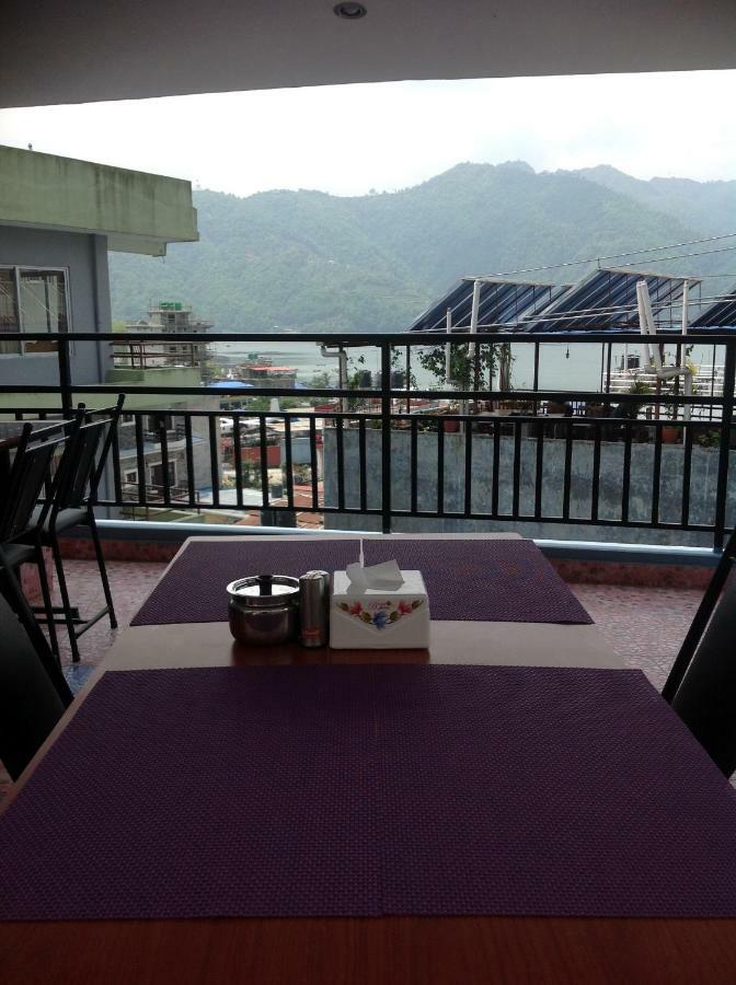 Hotel Direction Pokhara Esterno foto
