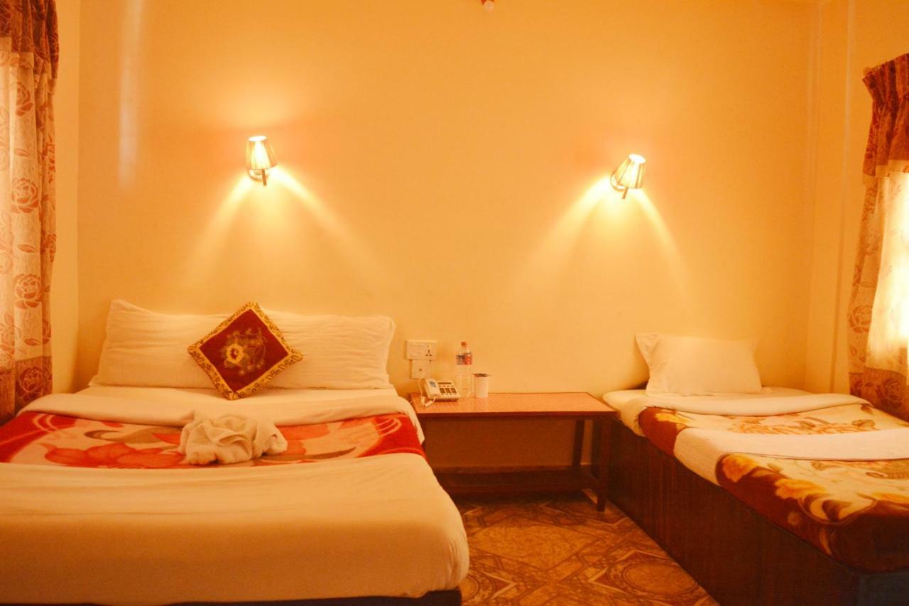 Hotel Direction Pokhara Esterno foto