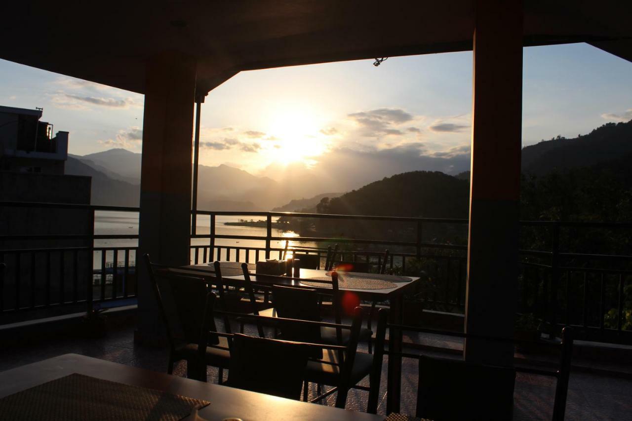 Hotel Direction Pokhara Esterno foto