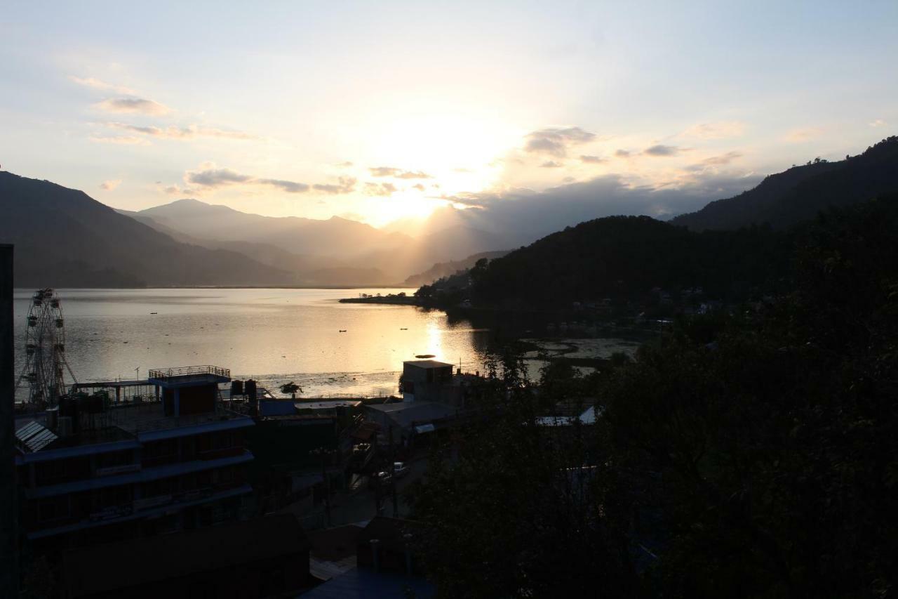 Hotel Direction Pokhara Esterno foto