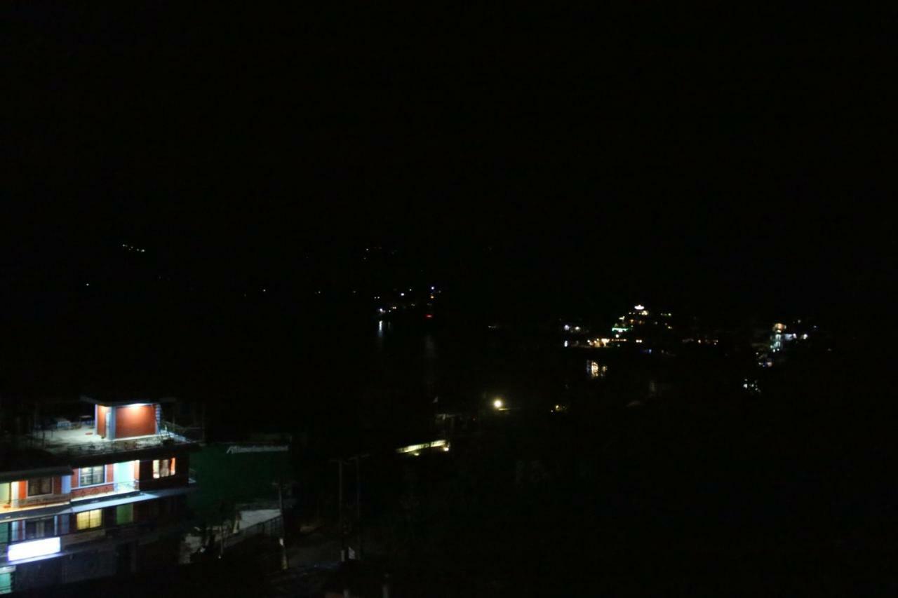 Hotel Direction Pokhara Esterno foto