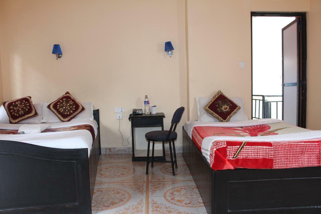 Hotel Direction Pokhara Esterno foto