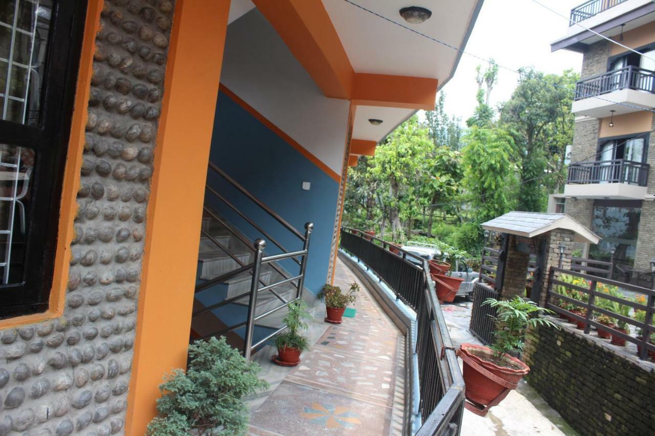 Hotel Direction Pokhara Esterno foto