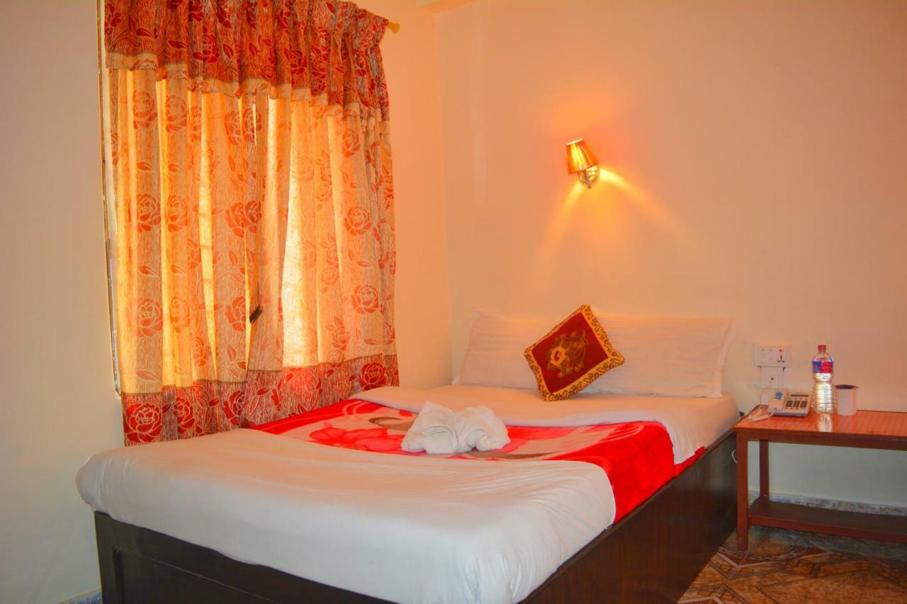 Hotel Direction Pokhara Esterno foto